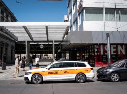 Hombre apuñala a tres personas en estación de tren de Suiza; lo califican como acto de terror