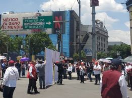 Vendedores de boletos de Lotería Nacional cierran Paseo de la Reforma
