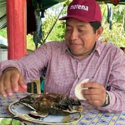 Dirigente de Morena en Tabasco es exhibido comiendo tortuga protegida por ley