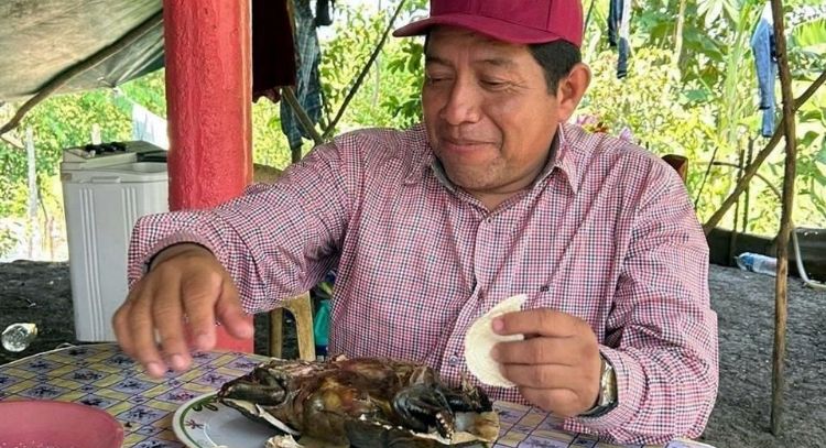 Dirigente de Morena en Tabasco es exhibido comiendo tortuga protegida por ley