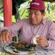 Dirigente de Morena en Tabasco es exhibido comiendo tortuga protegida por ley