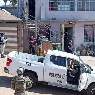 Rescatan a 26 migrantes mexicanos durante cateos de Tijuana