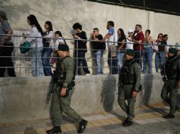 Colombianos acuden a las urnas divididos entre consolidar o revertir la agenda política de Petro
