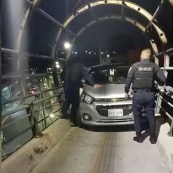 Automóvil sube al puente de la ciclovía en el Periférico de CDMX