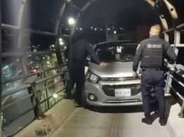 Automóvil sube al puente de la ciclovía en el Periférico de CDMX
