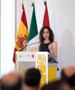 Ayuso arremete en México contra programas sociales: “tienen que ser para el que no puede”
