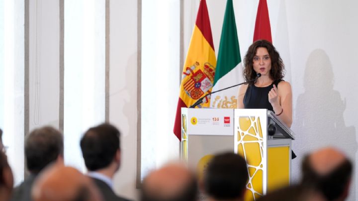 Ayuso arremete en México contra programas sociales: “tienen que ser para el que no puede”
