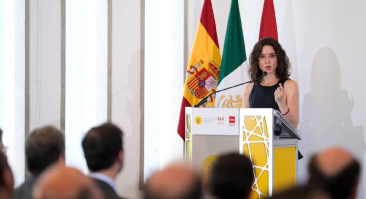 Ayuso arremete en México contra programas sociales: “tienen que ser para el que no puede”