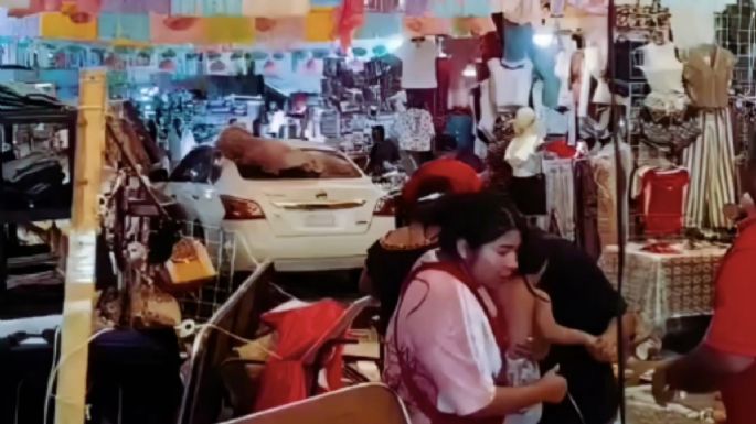 Automovilista embiste a comerciantes y puestos semifijos en el zócalo de Chilpancingo (Video)