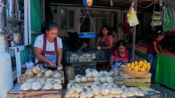 Las madres mexicanas trabajan el doble y ganan la mitad