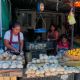 Las madres mexicanas trabajan el doble y ganan la mitad