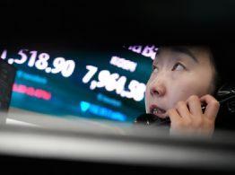 Acciones mundiales bajan tras otra venta de tecnológicas en Wall Street y el crudo se dispara