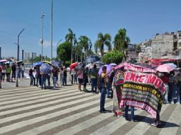 Más de 2 mil maestros bloquean carreteras y bancos de ocho ciudades de Guerrero