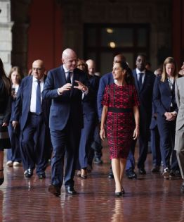 En medio de movilizaciones en CDMX, Sheinbaum recibe a Infantino en Palacio Nacional