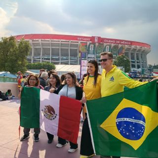 Ante un Estadio Banorte amurallado, decenas de aficionados comienzan la fiesta mundialista