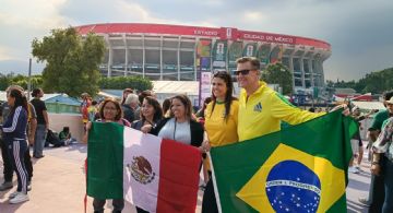 Ante un Estadio Banorte amurallado, decenas de aficionados comienzan la fiesta mundialista