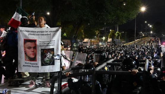 César Cravioto huye entre empujones e insultos de familiares de desaparecidos (Videos)