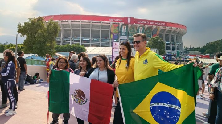 Ante un Estadio Banorte amurallado, decenas de aficionados comienzan la fiesta mundialista