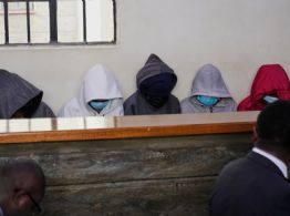 Comparecen niñas acusadas de planear y ejecutar incendio que mató a 16 menores en escuela de Kenia