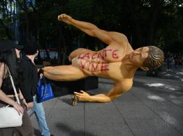 CNTE derriba estatuas del Mundial en Paseo de la Reforma