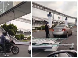AICM: Se desprende estructura de un puente peatonal y cae sobre conductora (Video)