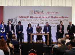 Sheinbaum firma acuerdo para bajar el precio del jitomate
