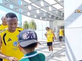 Niño mexicano fue por firmas al hotel de Sudáfrica y terminó posando con toda la selección (VIDEO)