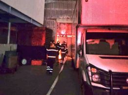 Combaten incendio en bodega contigua al Mercado de Jamaica (Video)