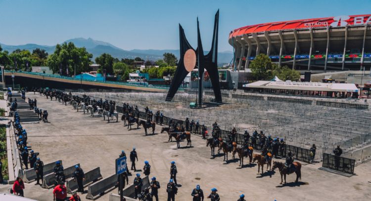 La CNTE amaga con llevar sus protestas al AICM y al estadio CDMX la siguiente semana
