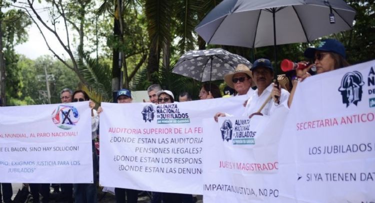 Maestros y jubilados reciben a Sheinbaum con protestas en Xalapa
