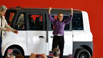 “Misión cumplida”: Sheinbaum presenta “Olinia”, el primer auto eléctrico mexicano (Video)