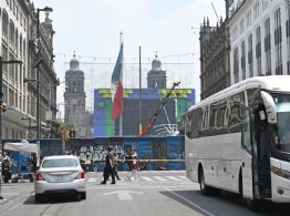 Con bloqueo, comerciantes afectados por la CNTE exigen el retiro de vallas en el Centro Histórico