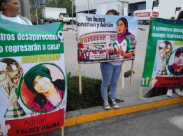 Gobierno de Puebla obstruye a familiares de desaparecidos que se manifiestan en el España-Perú