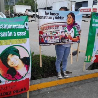 Gobierno de Puebla obstruye a familiares de desaparecidos que se manifiestan en el España-Perú