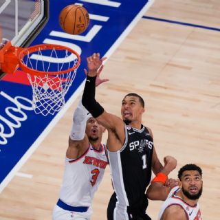Wembanyama y Spurs pegan a domicilio y reducen la ventaja de Knicks 2-1 en las finales de la NBA