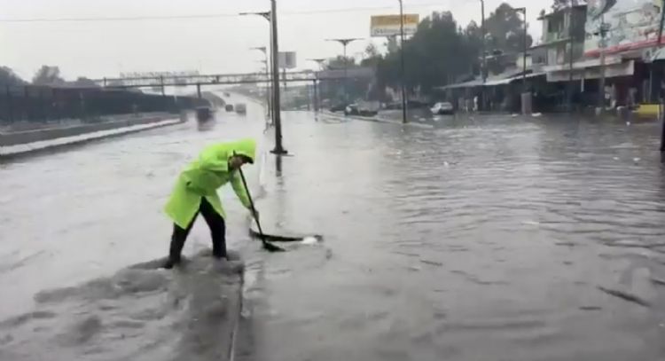 Lluvias colapsan calzada Ignacio Zaragoza; afectan servicios de Metro y Cablebús