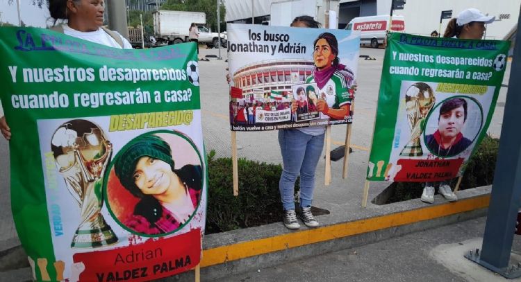Gobierno de Puebla obstruye a familiares de desaparecidos que se manifiestan en el España-Perú