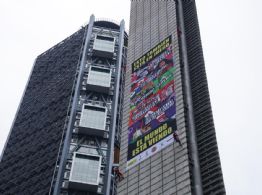 Greenpeace, Amnistía y más de 100 ONG despliegan lona en Estela de Luz; piden encuentro con Sheinbau
